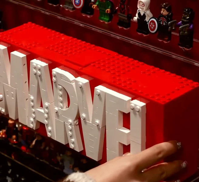 Vetrina da Parete Premium per 124 Minifigure LEGO® Marvel - Qualità Museale - Détail exposition 6