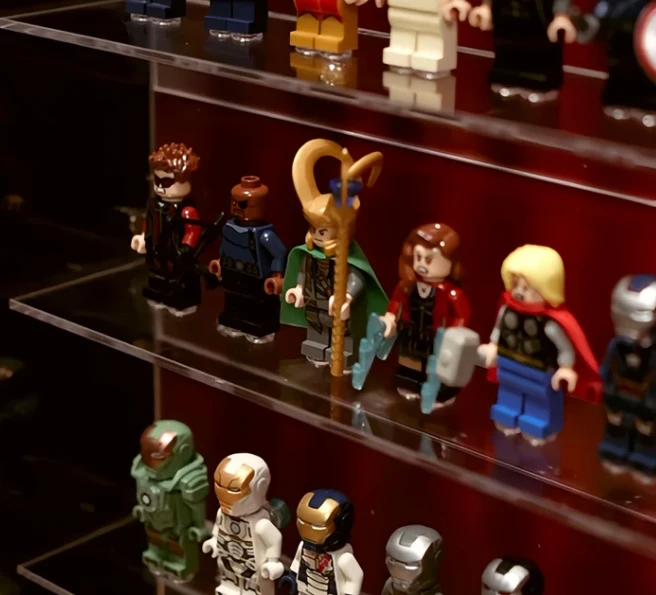 Vetrina da Parete Premium per 124 Minifigure LEGO® Marvel - Qualità Museale - Détail exposition 9
