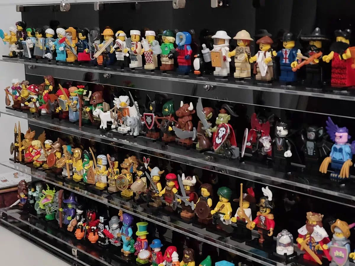 Premium Wall Display Case for 92 LEGO® Minifigures - Collector's Edition - Détail exposition 5