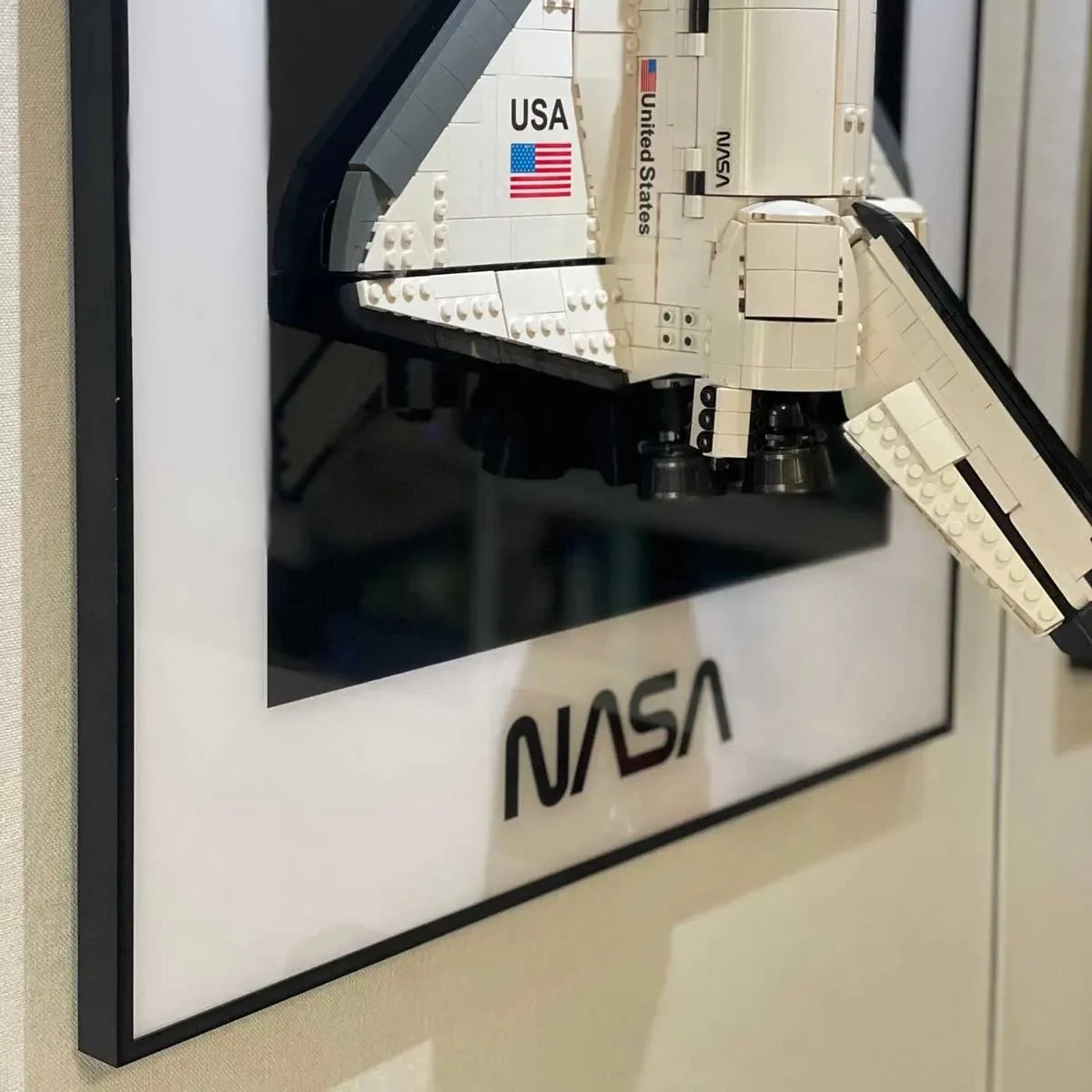 Cadre d'Exposition Premium pour LEGO® Icons NASA Space Shuttle Discovery (10283) - Détail exposition 8