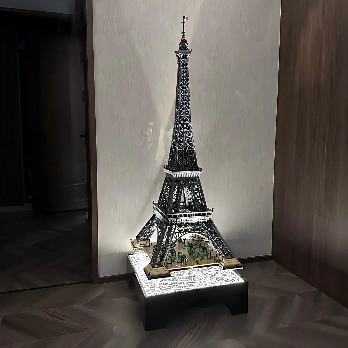 Floating LED Display Stand for LEGO® Eiffel Tower (10307) - Détail exposition 4