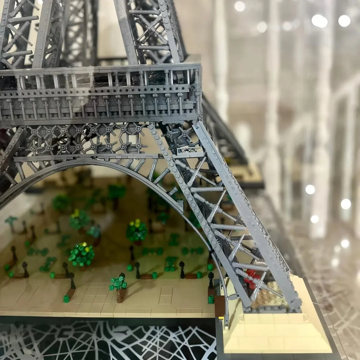 Floating LED Display Stand for LEGO® Eiffel Tower (10307) - Détail exposition 5
