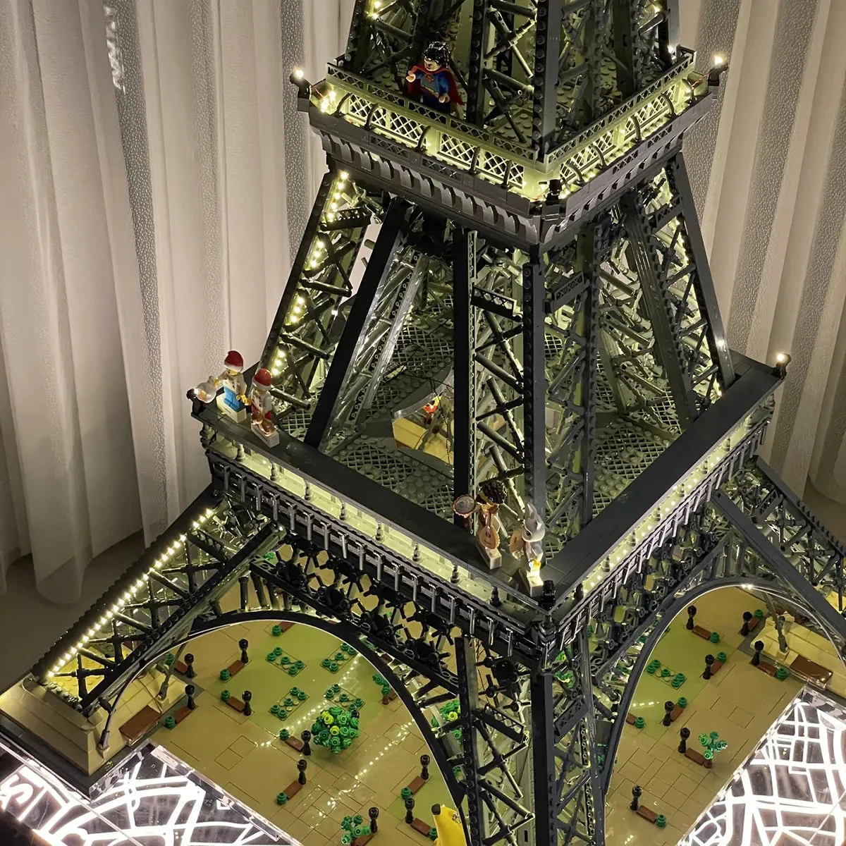 Floating LED Display Stand for LEGO® Eiffel Tower (10307) - Détail exposition 6