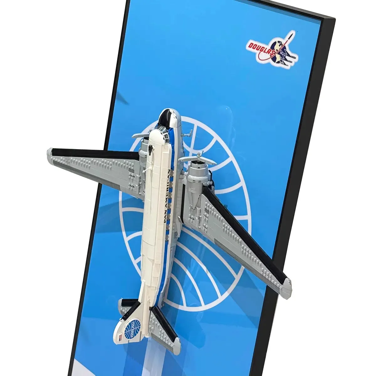 Premium Wall Display Frame for Compatible Douglas™ DC-3™ PAN AM® model (11378) - Détail exposition 4