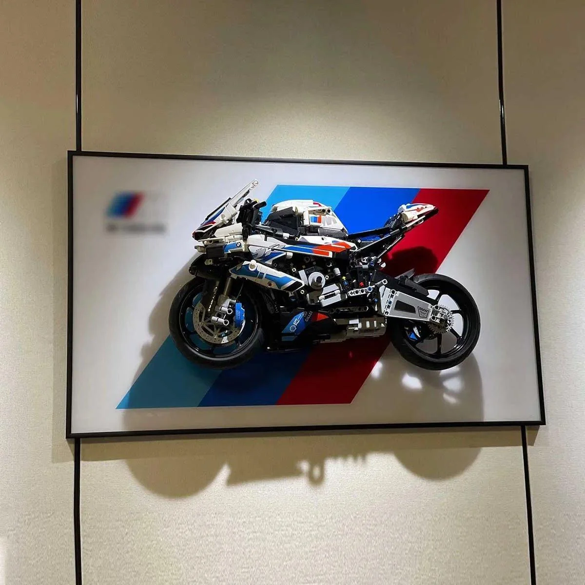 Premium Wall Display Frame for LEGO® Technic™ BMW M 1000 RR (42130) - Détail exposition 11