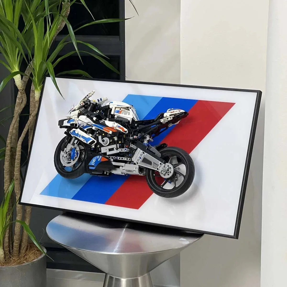 Premium Wall Display Frame for LEGO® Technic™ BMW M 1000 RR (42130) - Détail exposition 10