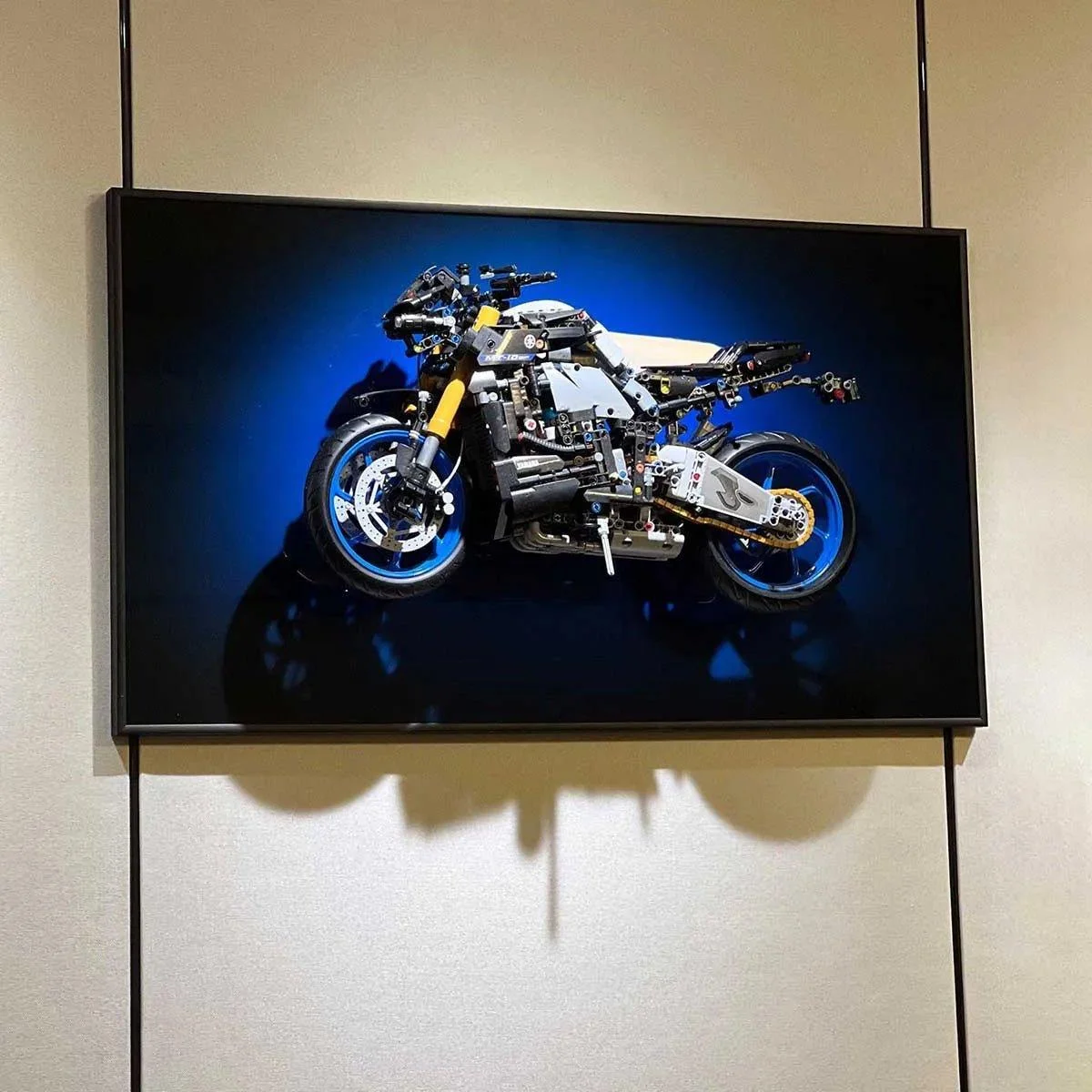 Premium Wall Display Frame for LEGO® Technic™ Yamaha MT-10 SP (42159) - Détail exposition 11