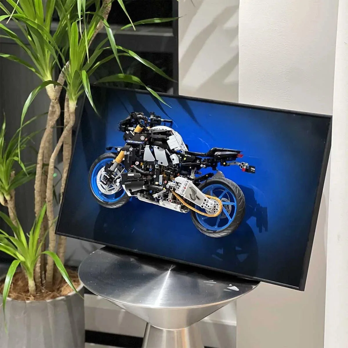 Premium Wall Display Frame for LEGO® Technic™ Yamaha MT-10 SP (42159) - Détail exposition 10