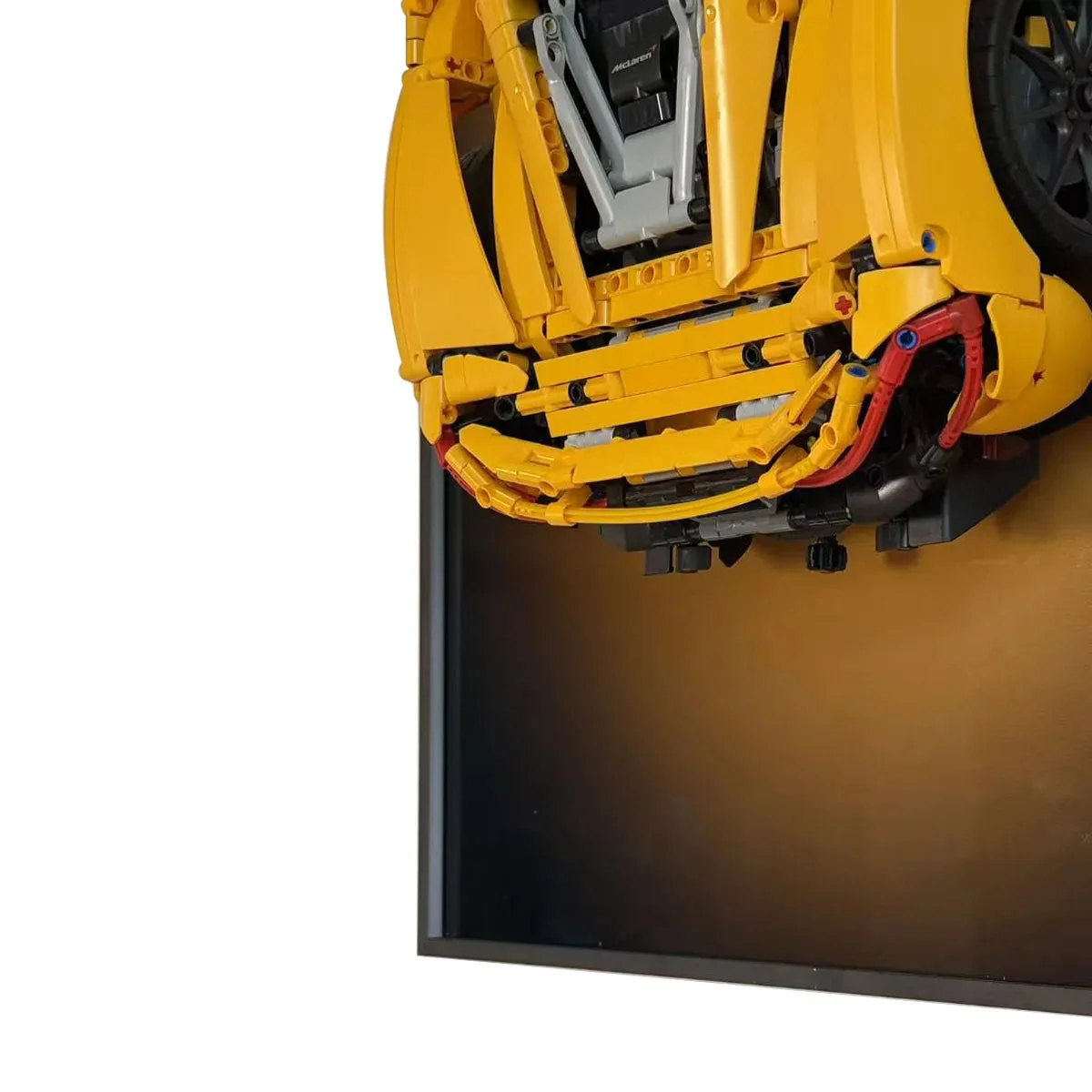 Premium Wall Display Frame for LEGO® Technic™ McLaren P1 (42172) - Gradient Edition - Détail exposition 9
