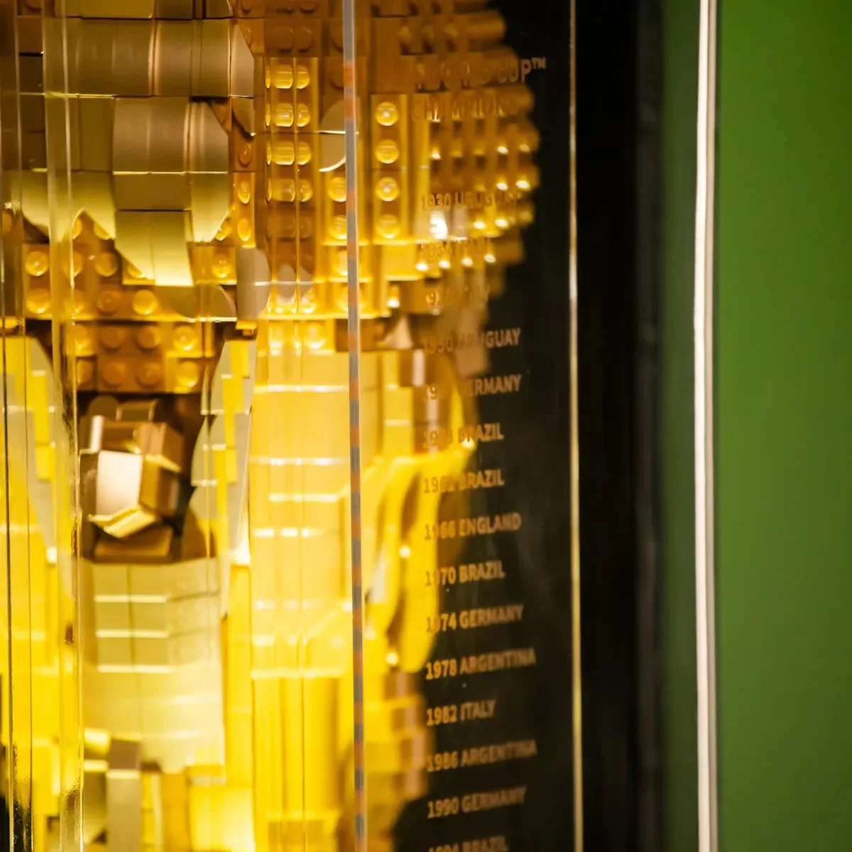 Premium-Schaukasten für LEGO® FIFA World Cup™ Offizielle Trophäe (43020) - Détail exposition 7