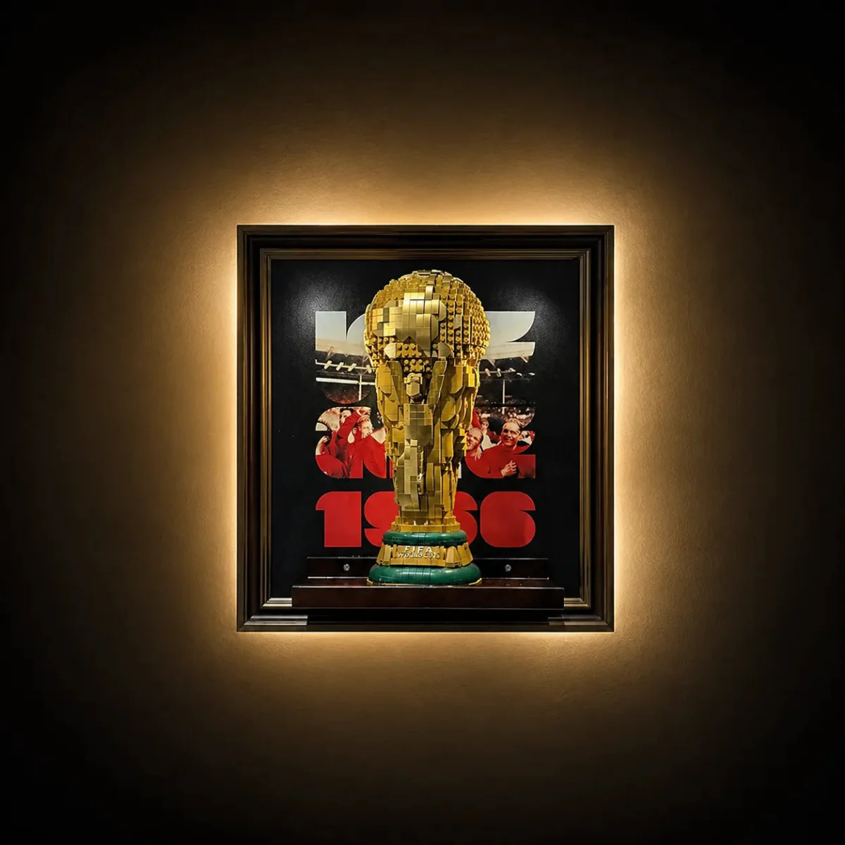 Premium Wall Display Frame for LEGO® FIFA World Cup™ Official Trophy (43020) - Détail exposition 3