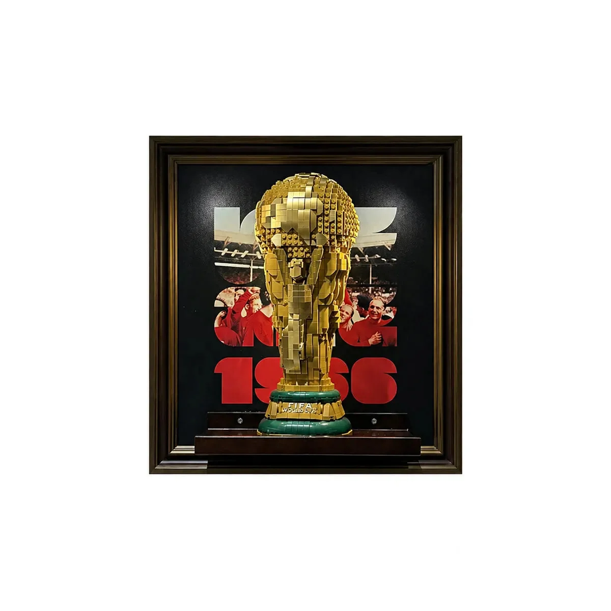 Premium Wall Display Frame for LEGO® FIFA World Cup™ Official Trophy (43020) - Détail exposition 4