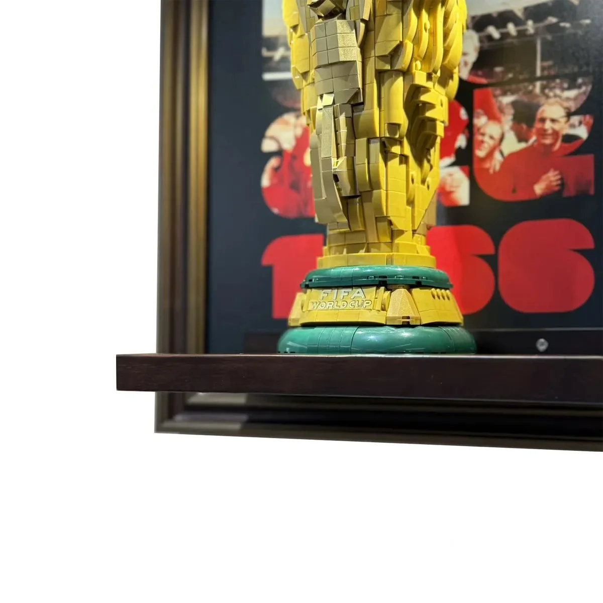 Premium Wall Display Frame for LEGO® FIFA World Cup™ Official Trophy (43020) - Détail exposition 9