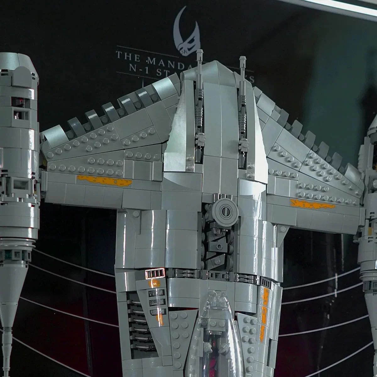 Cornice da Parete Premium per LEGO® Star Wars™ The Mandalorian's N-1 Starfighter (75442) - Détail exposition 10
